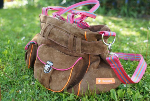 Ledertasche mit Neonpaspel